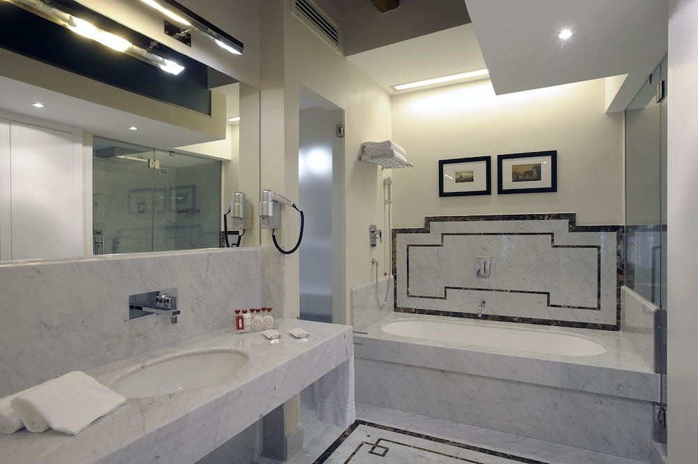 Trevi Palace Luxury Inn