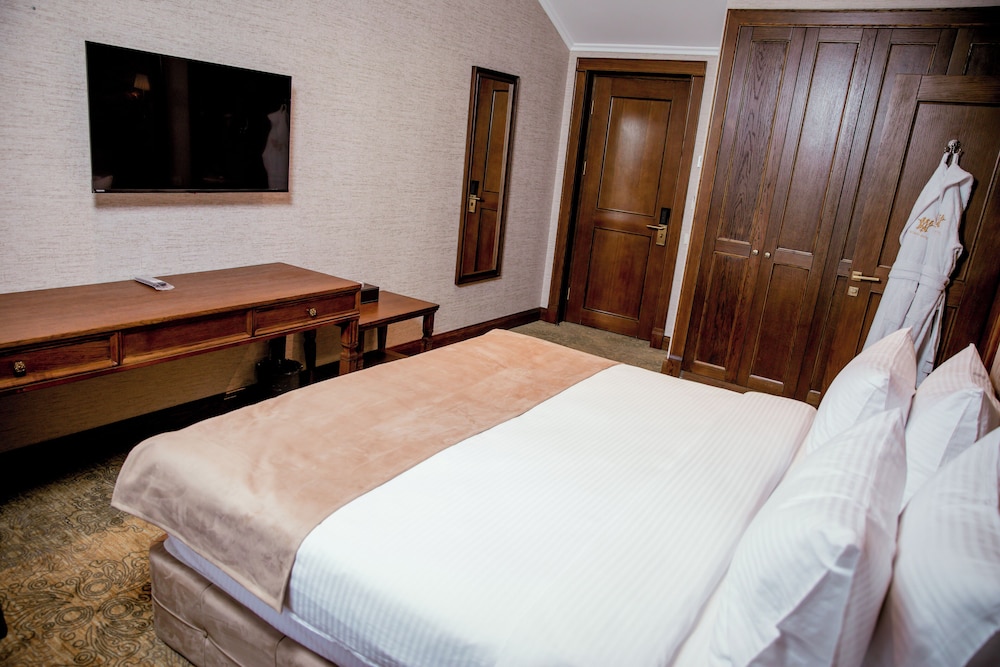 Midway Baku Hotel