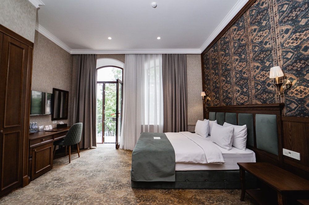 Midway Baku Hotel