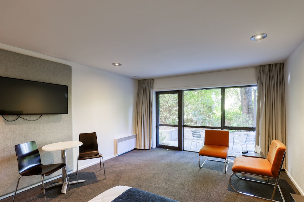 Garden Court Suites & Apartments