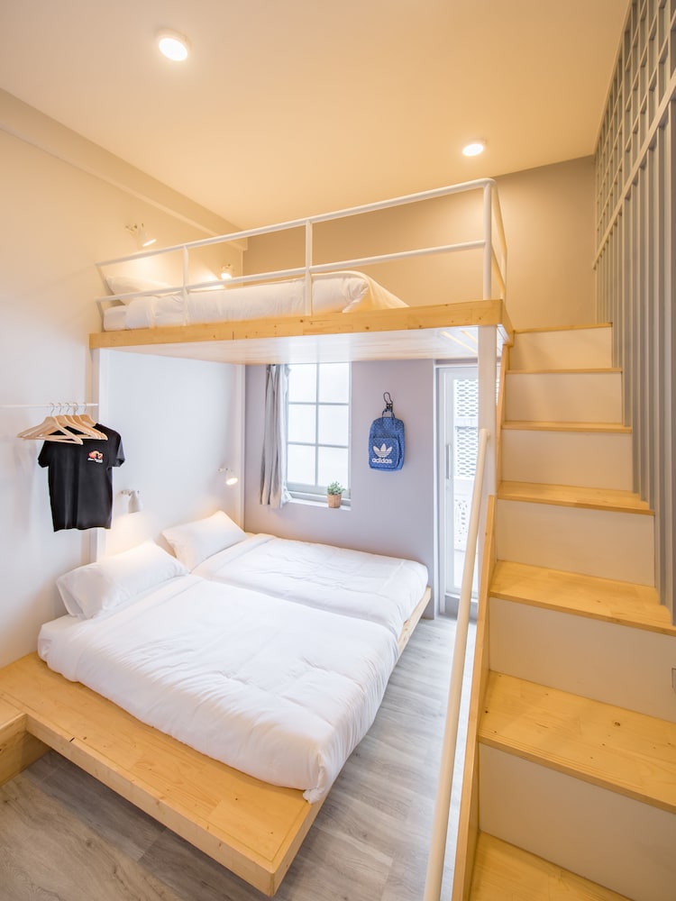 Nornyaowarat Hostel