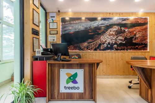 Treebo Greenland, Mall Road