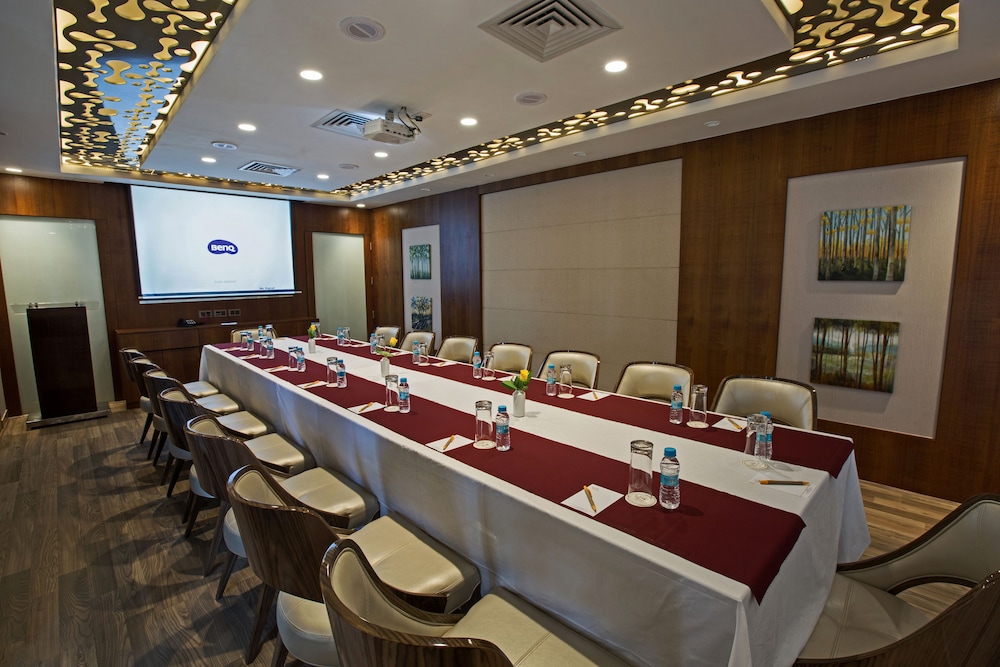M Crown Hotel