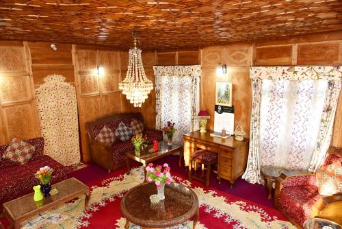 White House Group Of Houseboats