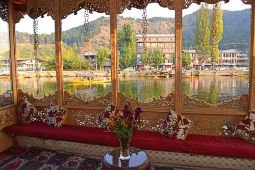 White House Group Of Houseboats