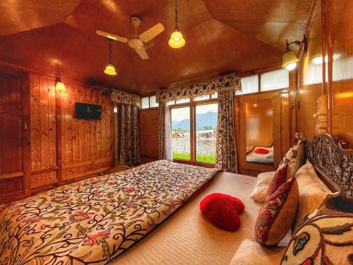 White House Group Of Houseboats
