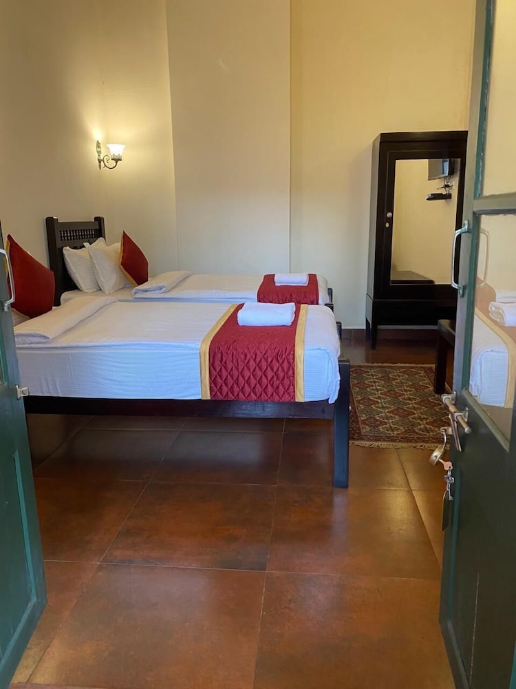 Lakefront Home Hotel