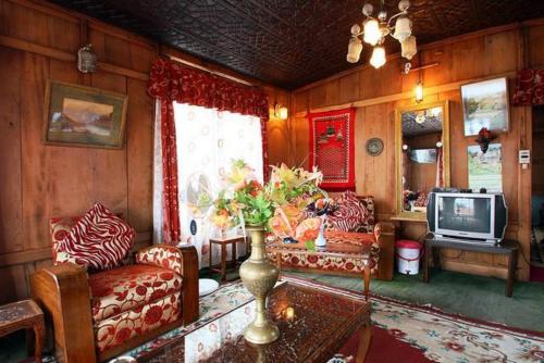 New Lucky Star Group of Houseboats