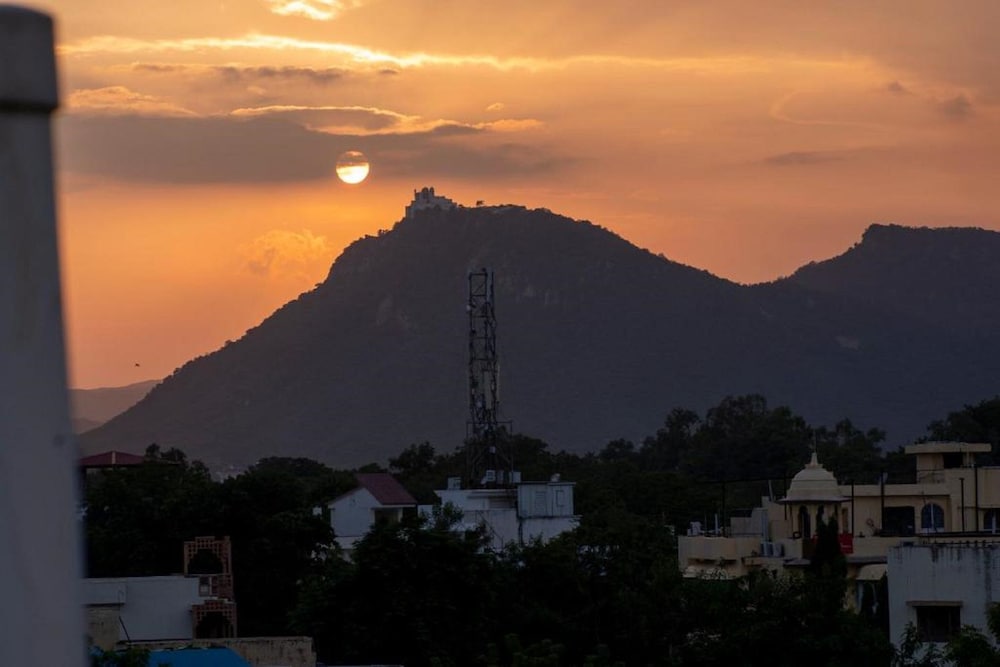 THE LAVITRA nearby Fatehsagar lake