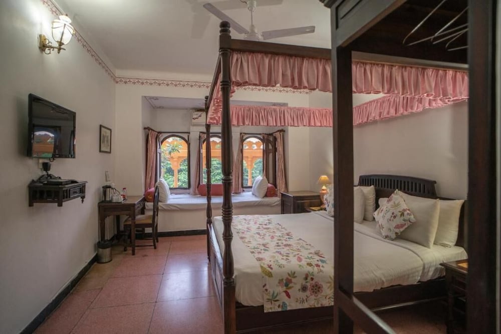 THE LAVITRA nearby Fatehsagar lake