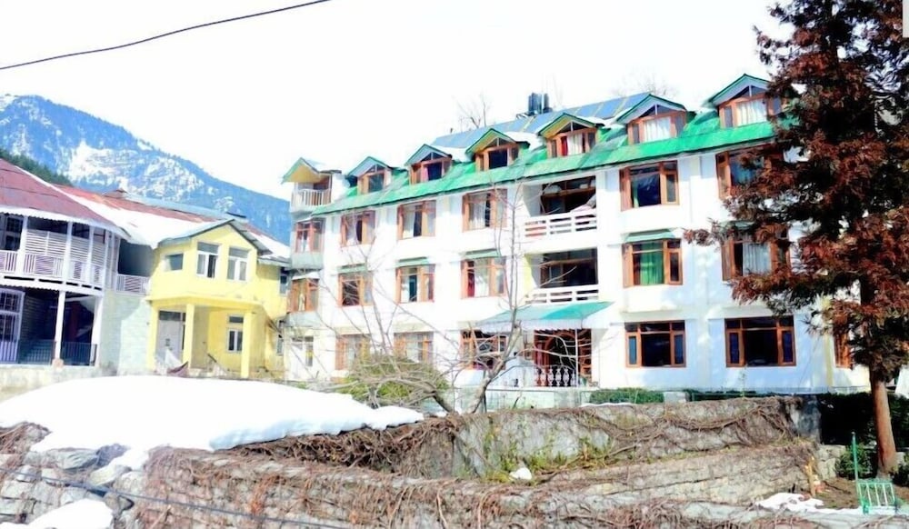 Zarim Hotel Manali (Near Mall Road)