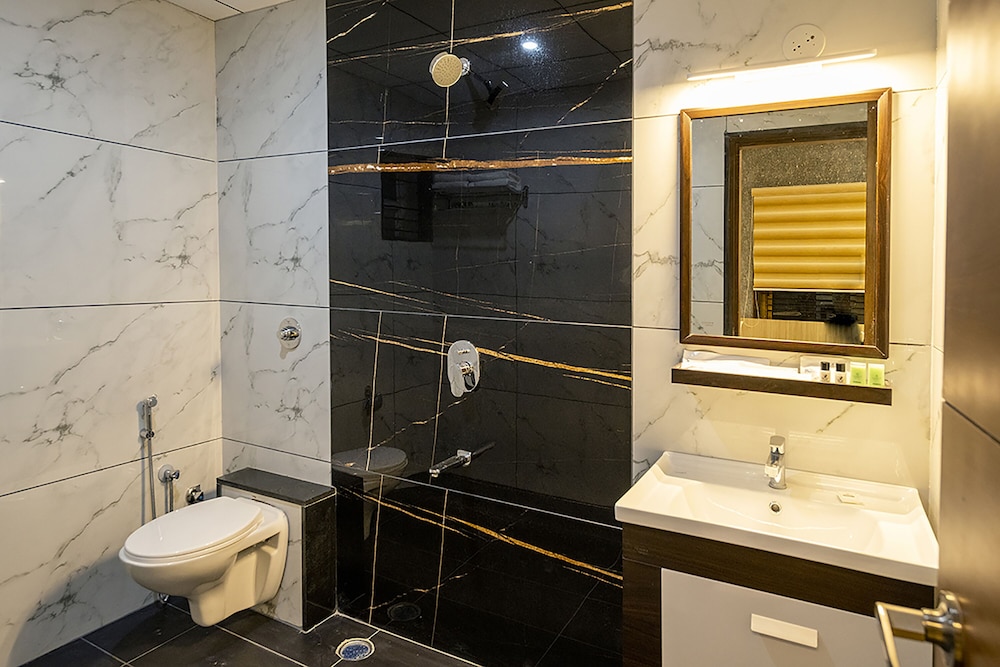 FabHotel The Leela Park