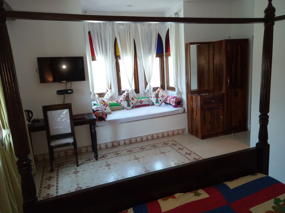 Hotel Castle Narela ( Lake View Resort)
