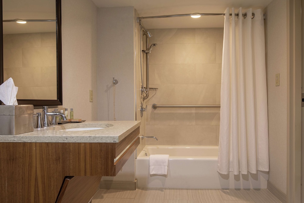 DoubleTree by Hilton Pittsburgh - Green Tree