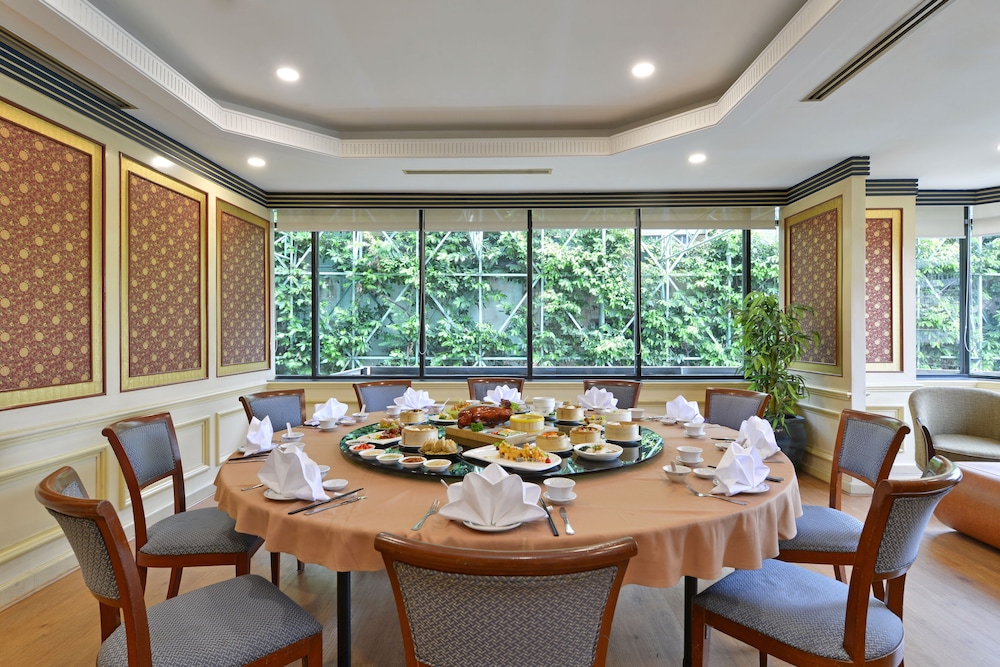 Twin Towers Hotel