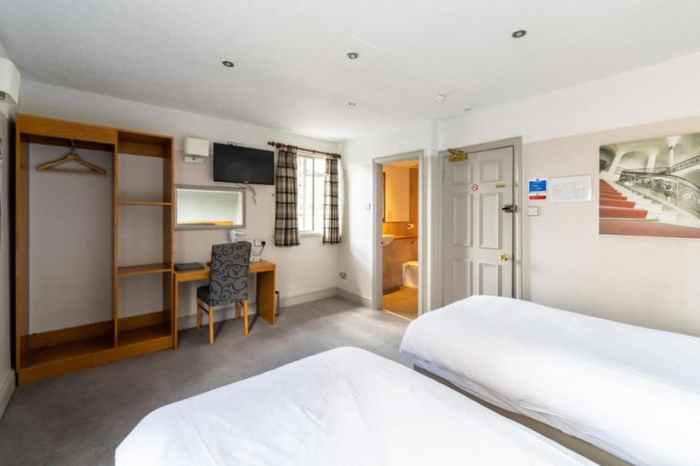Brookes Cafe Bar & Red Lion Lodge Hotel