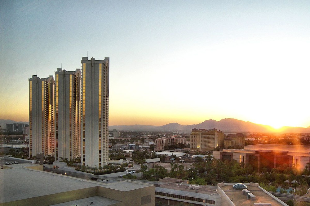 Jet Luxury Resorts @ The Signature Condo Hotel