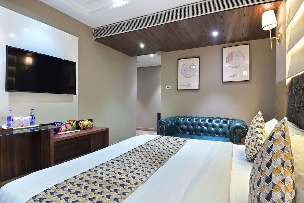 The Oak Plaza With Luxurious Restaurant & Parking