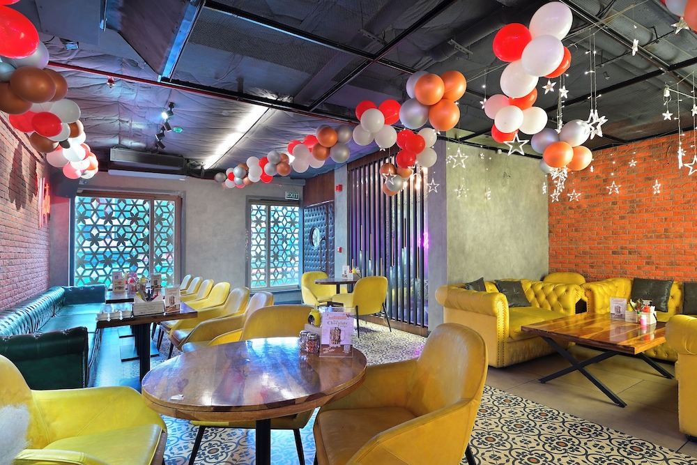 The Oak Plaza With Luxurious Restaurant & Parking