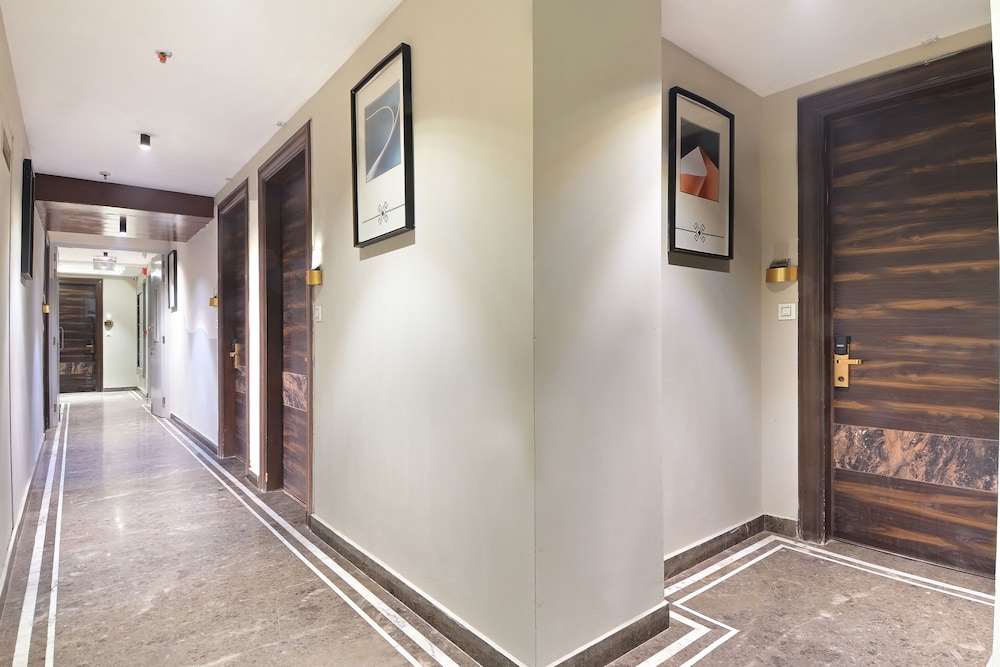 The Oak Plaza With Luxurious Restaurant & Parking