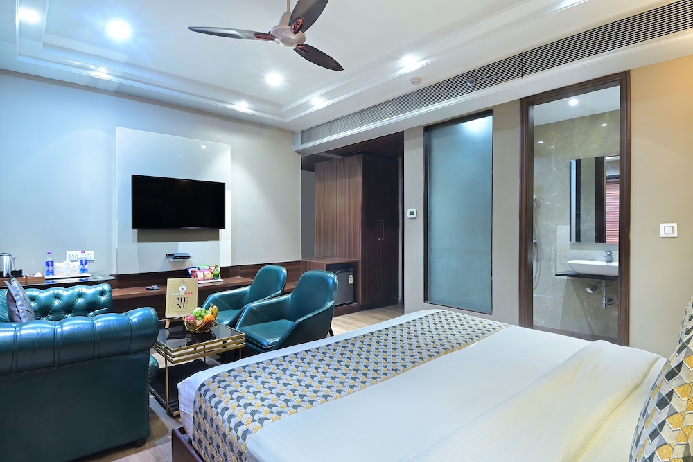 The Oak Plaza With Luxurious Restaurant & Parking