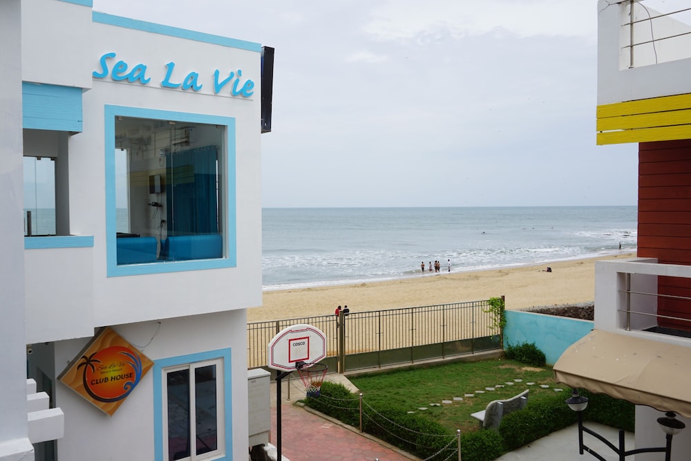 Luxurious Studio Apartment by the Beach
