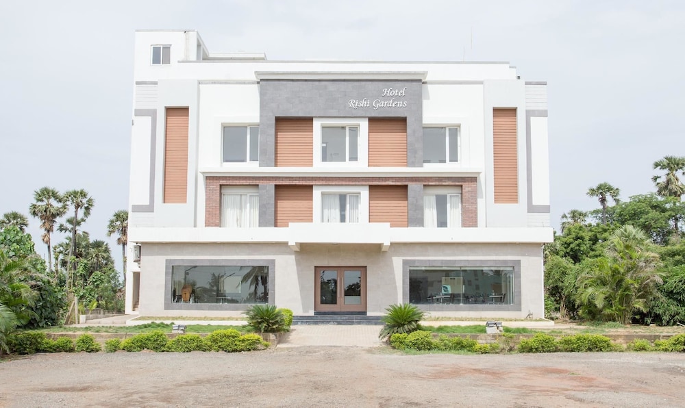 OYO 15723 Hotel Rishi Gardens