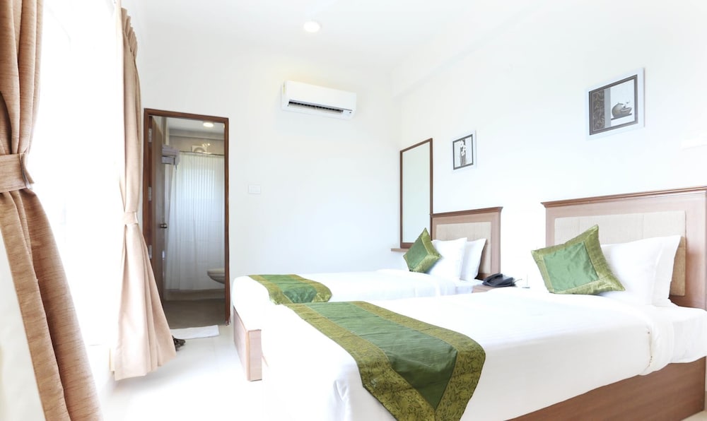 OYO 15723 Hotel Rishi Gardens