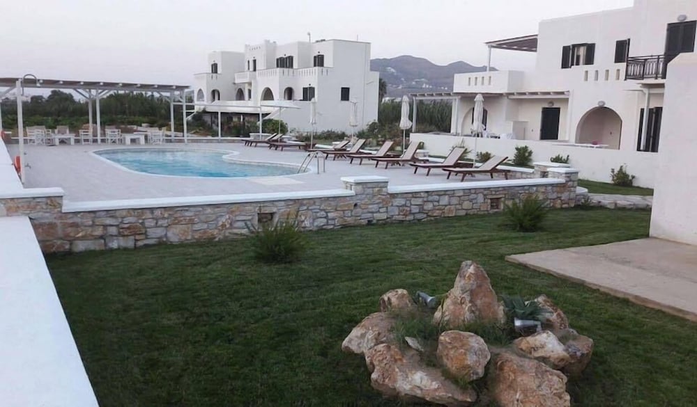 Iphimedeia Apartments & Suites