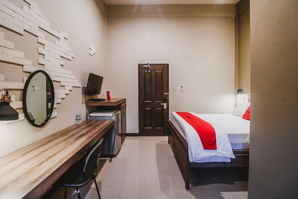 RedDoorz Plus near Mall Slipi Jaya