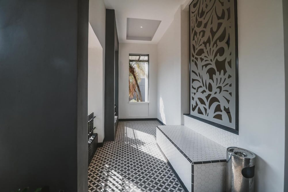 RedDoorz Plus near Mall Slipi Jaya