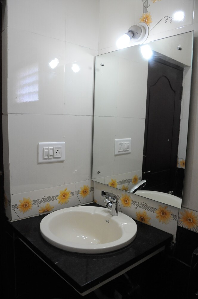 Lloyds Serviced Apartments, Near Music Academy