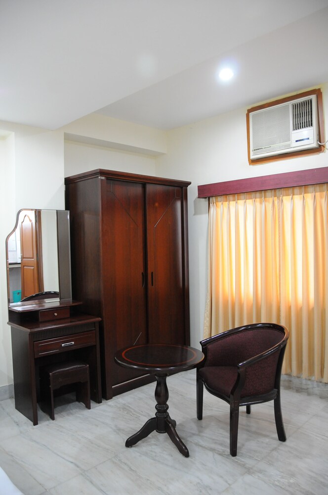 Lloyds Serviced Apartments, Near Music Academy