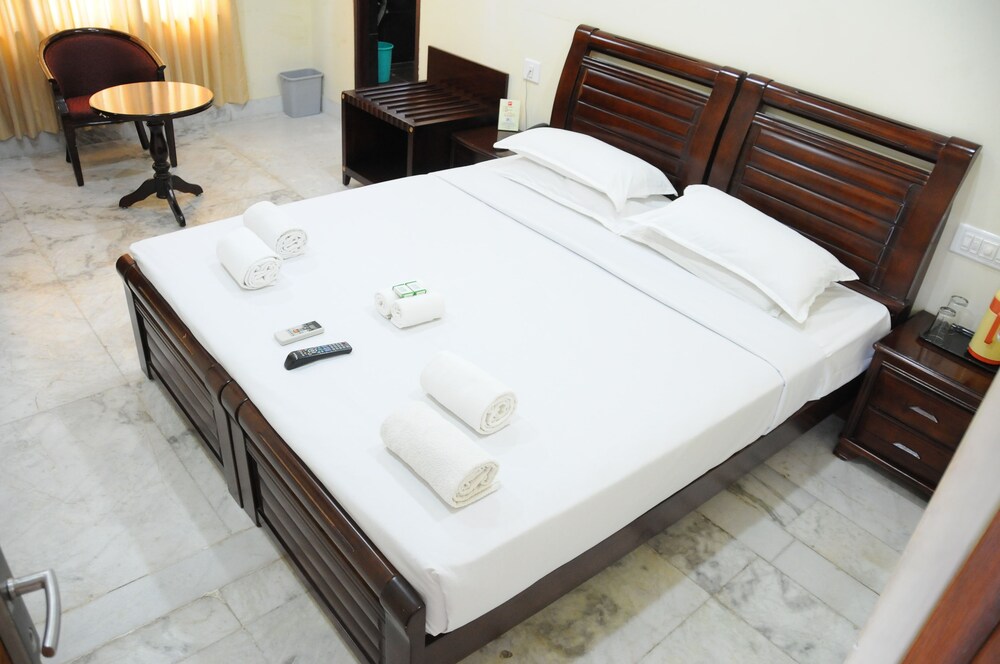 Lloyds Serviced Apartments, Near Music Academy