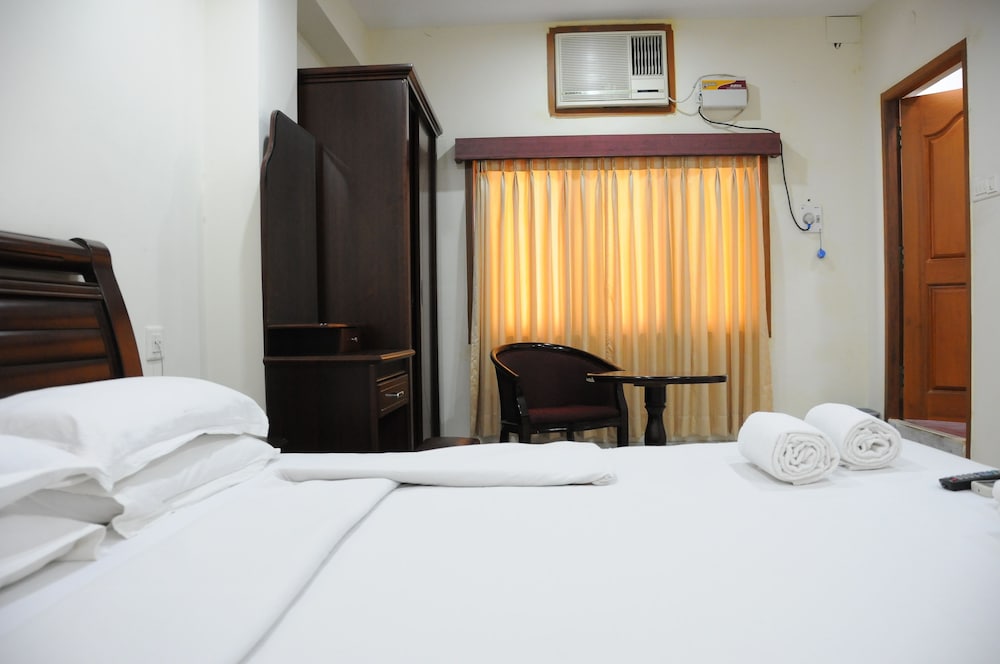 Lloyds Serviced Apartments, Near Music Academy