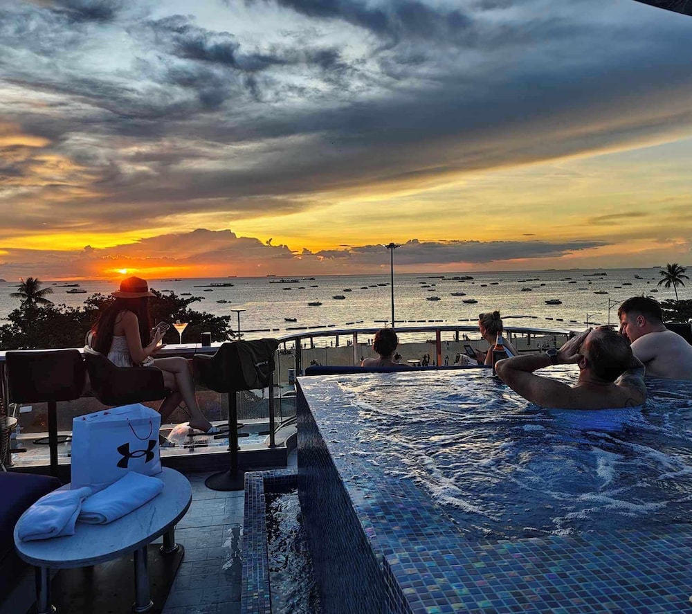 The Globe Hotel Bar and Restaurant
