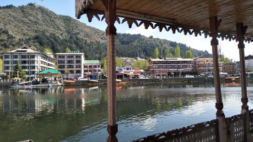 House Boat Duke Well