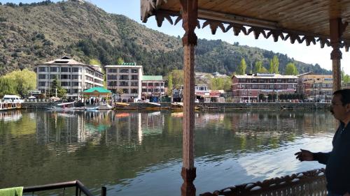 House Boat Duke Well