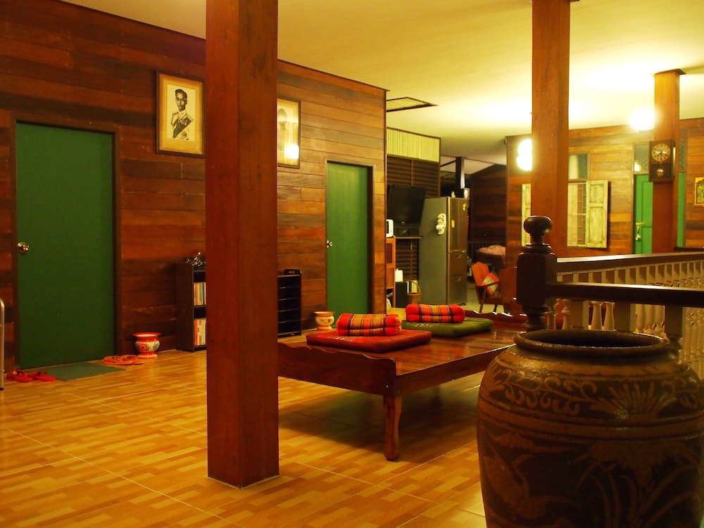 Chommuang Guest House At Ayutthaya.