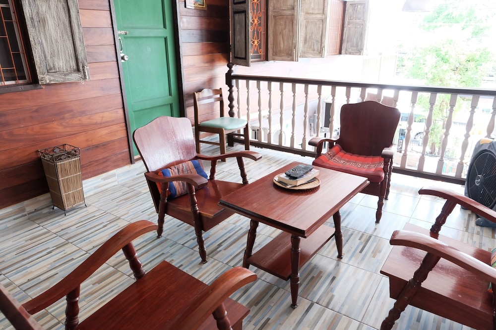 Chommuang Guest House At Ayutthaya.