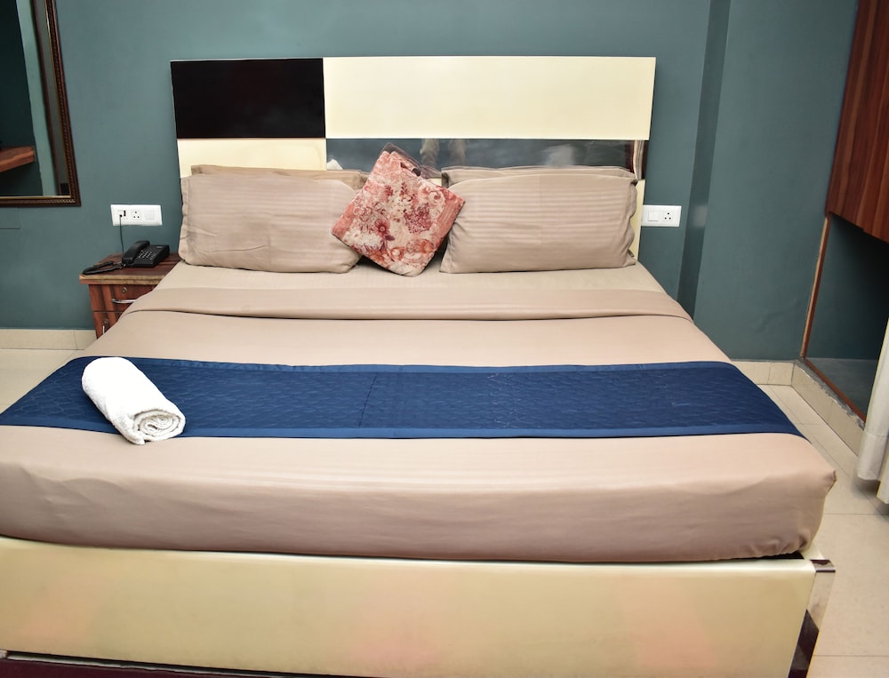 Qotel Hotel Church House Rohini Sector15