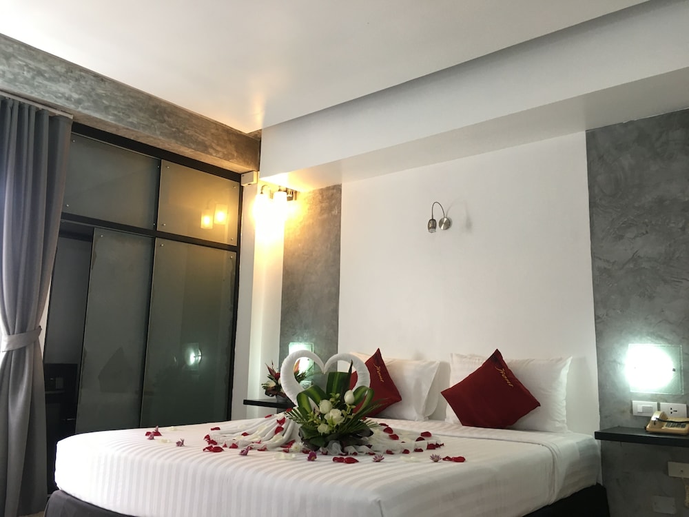 The Front Hotel and Apartment