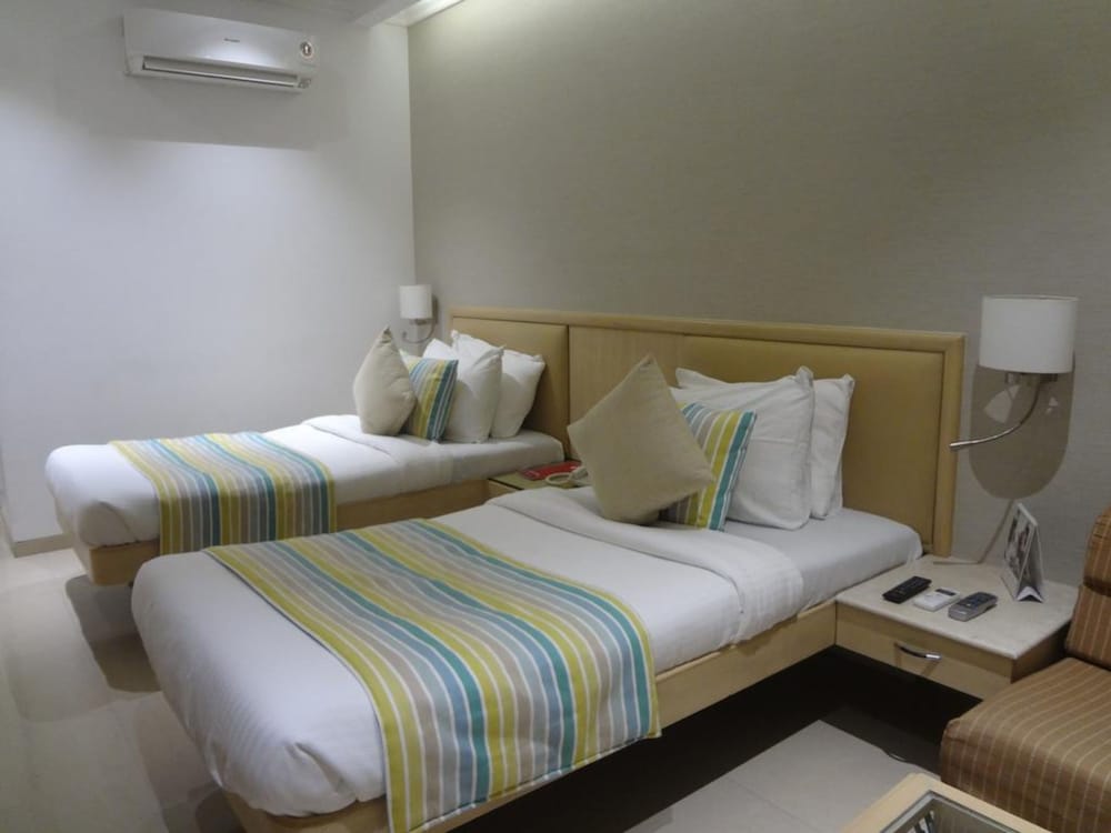 Hotel Suncity Apollo, Colaba
