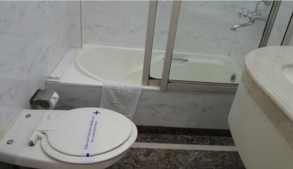 Hotel Suncity Apollo, Colaba