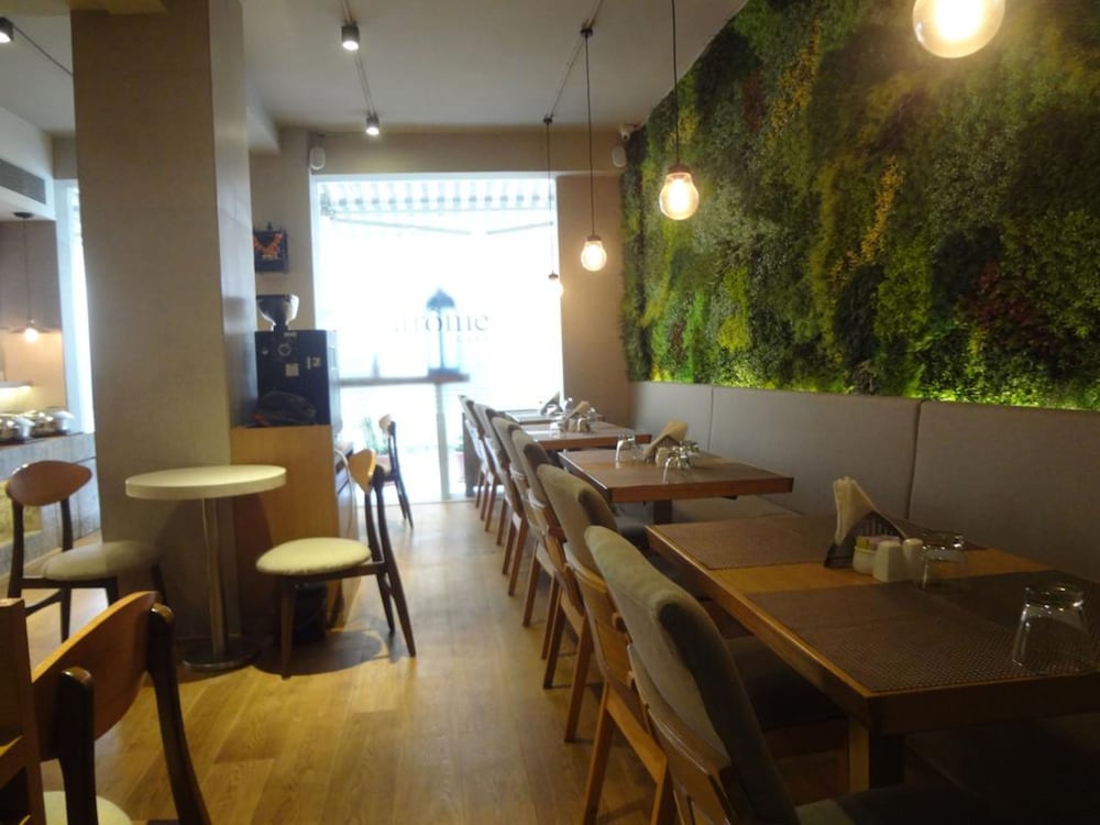 Hotel Suncity Apollo, Colaba