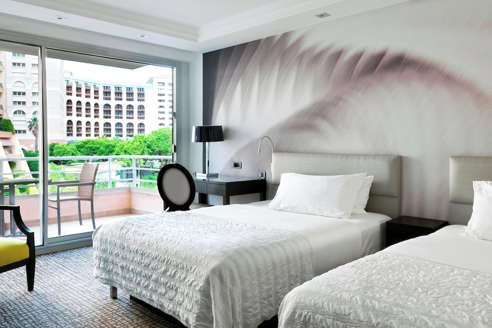 Le Meridien Beach Plaza