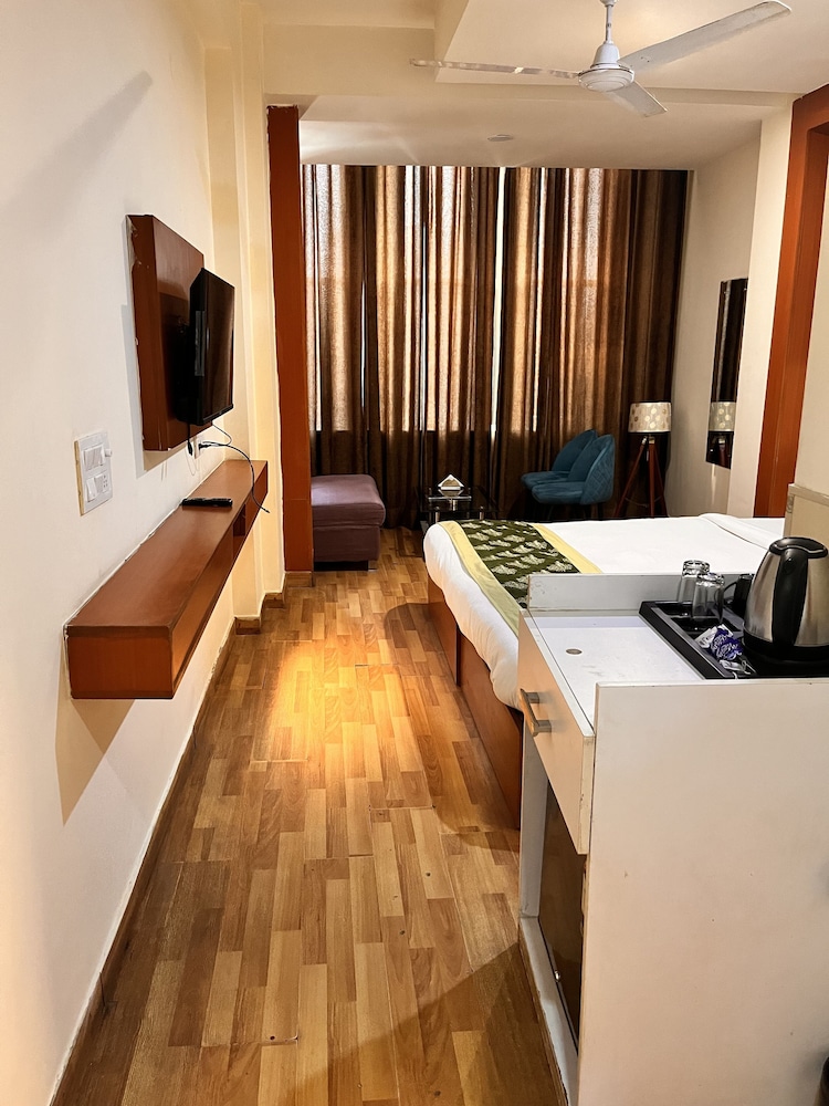 Oyster Pearl Near Medanta Hospital Sec39