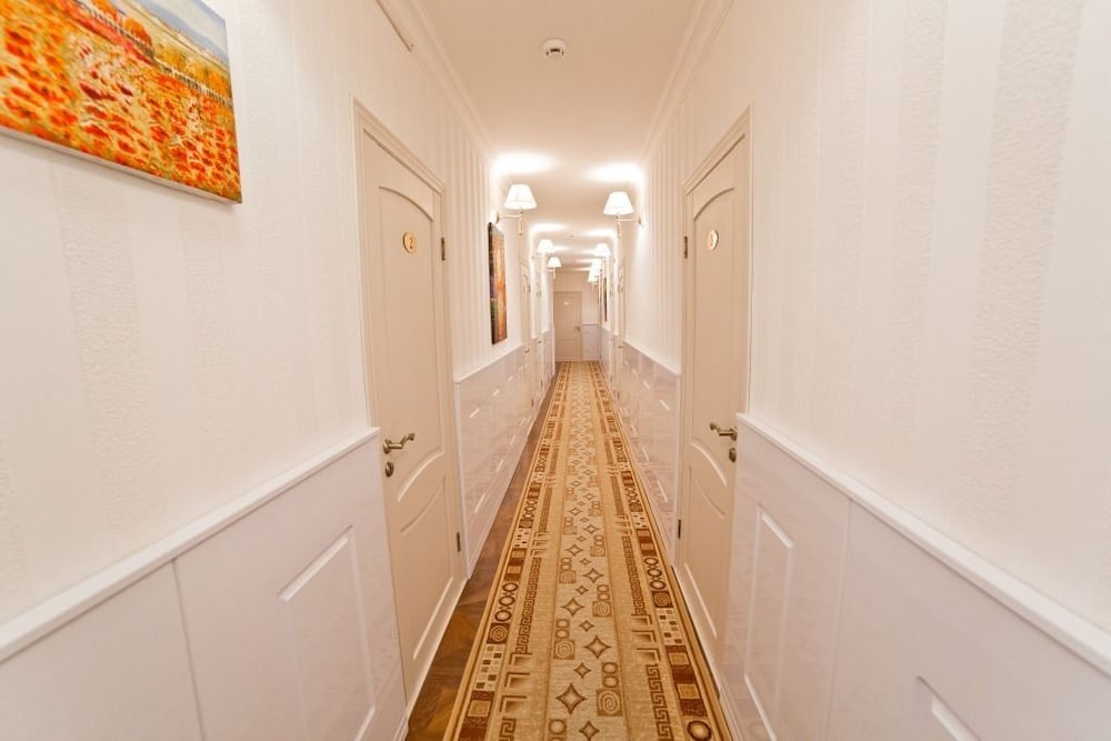 Aruna Hotel