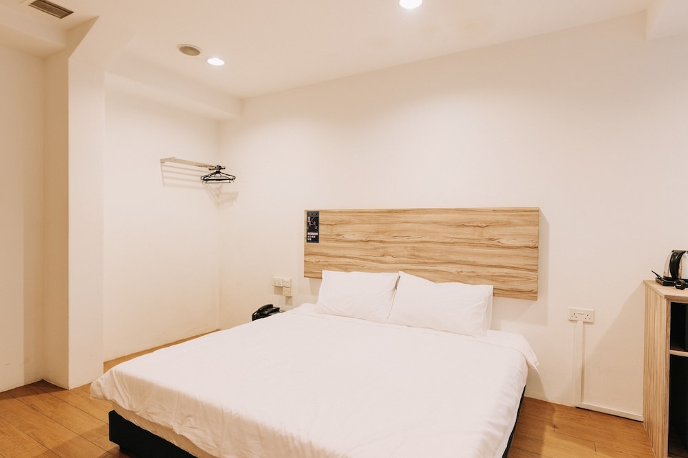 Victoria Hotel, a NuVe Group Collection