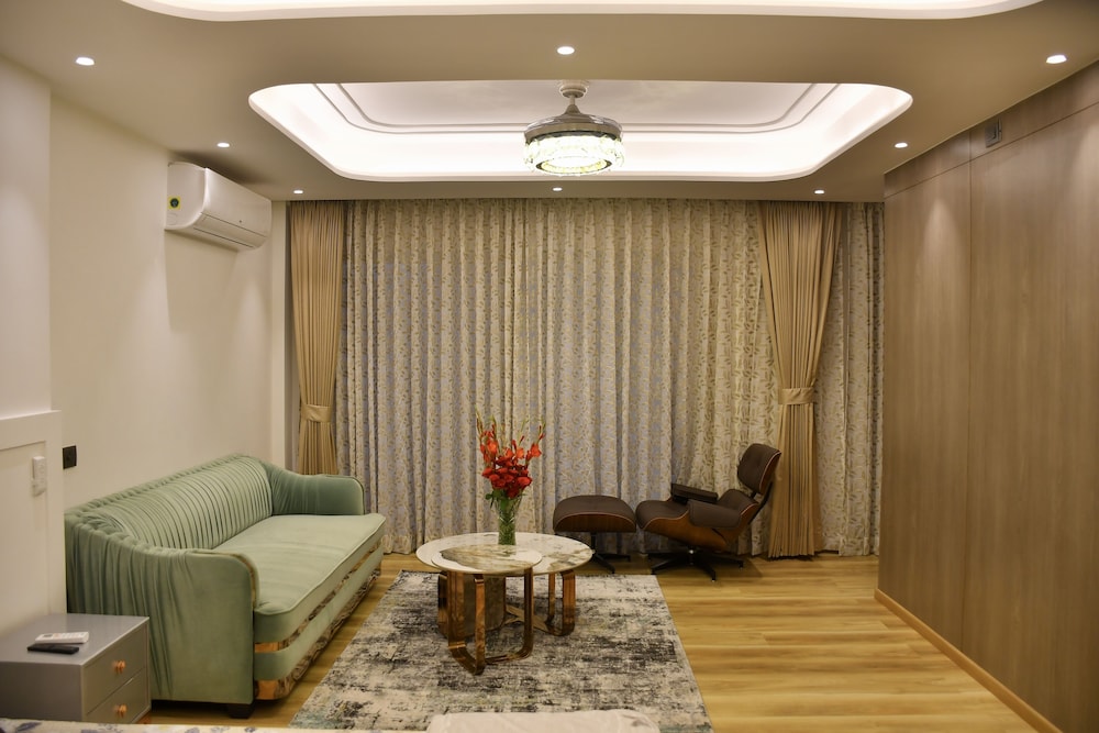 Luxury House in Hyderabad With Chef and Driver